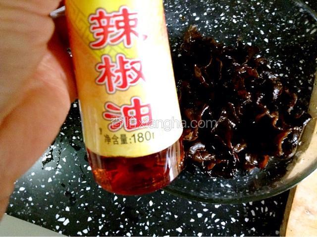 放入适量的辣椒油（一个人口味而定）。