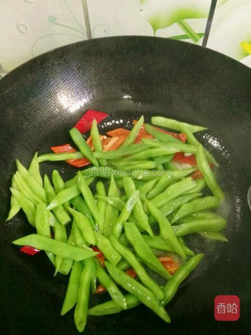 清炒四季豆的做法_菜谱_香哈网