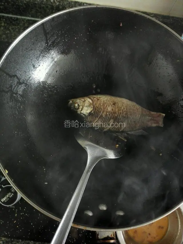 热锅冷油，有七成热下鱼煎至两面金黄。