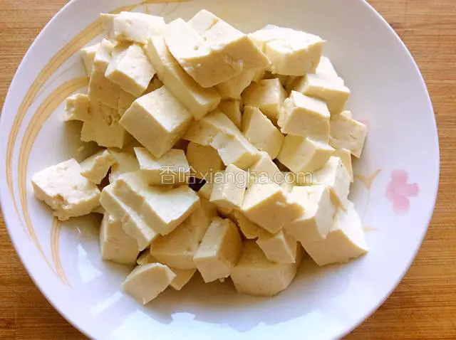 豆腐用水冲洗一下，切半块豆腐切成很小的块。