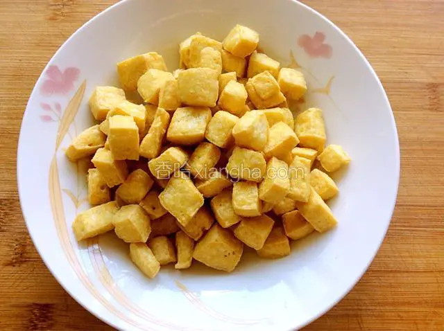 炸好的豆腐捞入盘中