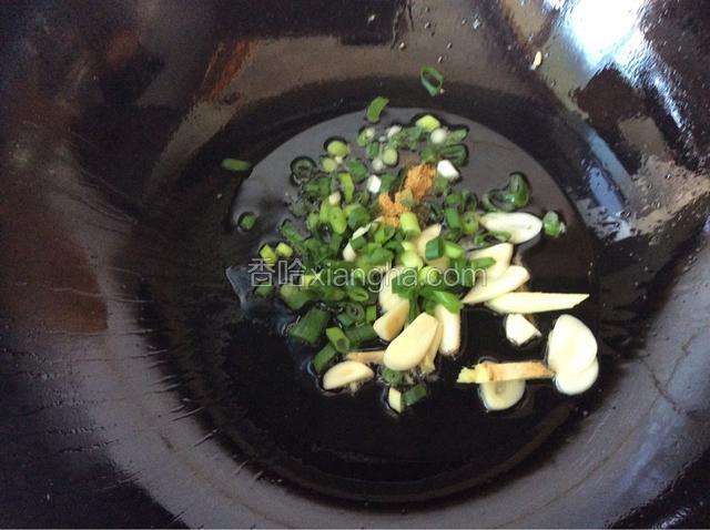 另起锅倒油烧热将葱花、姜丝、蒜片和适量的花椒粉放入锅中炒出香味。