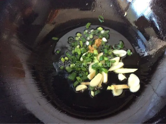 另起锅倒油烧热将葱花、姜丝、蒜片和适量的花椒粉放入锅中炒出香味。