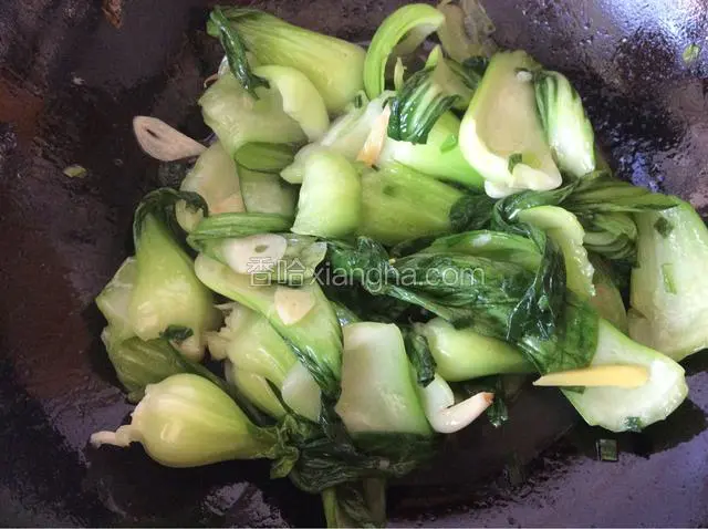 把油菜放进去加适量的盐和鸡精，大火翻炒入味。