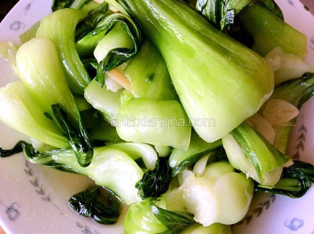 炒好的油菜先盛入盘中，炒出来的菜汁留着。