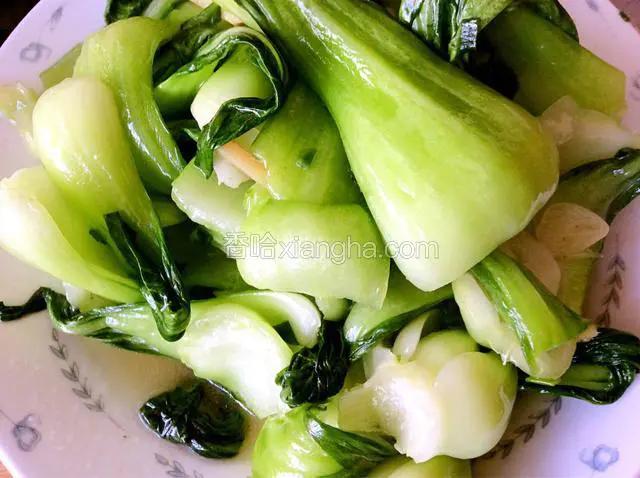 炒好的油菜先盛入盘中，炒出来的菜汁留着。