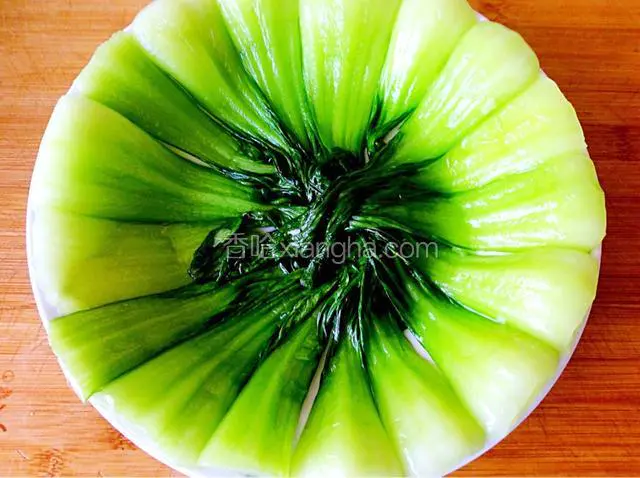 油菜帮朝上摆在盘中