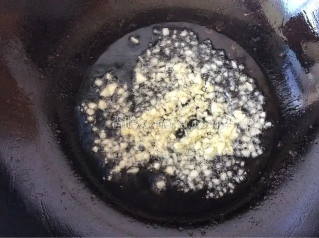 锅中在倒入适量的油烧热，加蒜末炒出蒜香味。