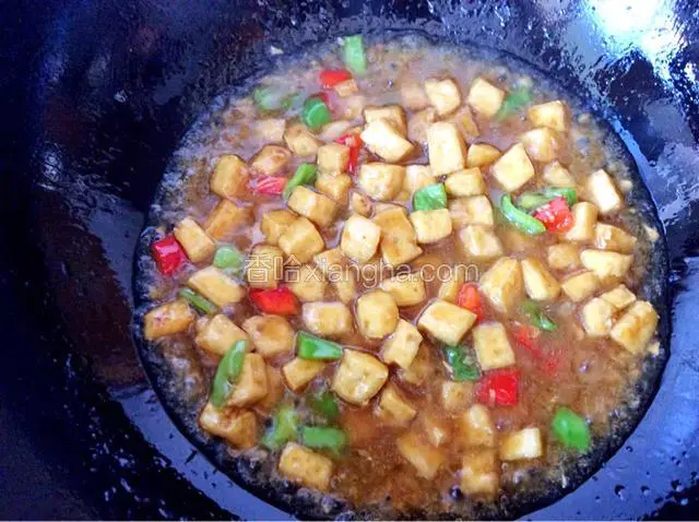 把炒油菜炒出来的汁倒入锅中，加少许水淀粉勾芡即可。