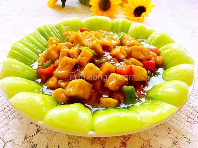 盛在摆好油菜盘子中间，一盘漂亮又美味的油菜豆腐可以吃了。