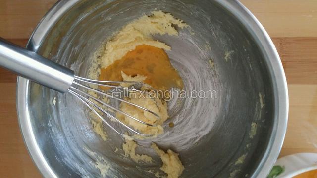 分三次加入鸡蛋液