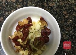 冰糖雪耳莲子糖水的做法图解2