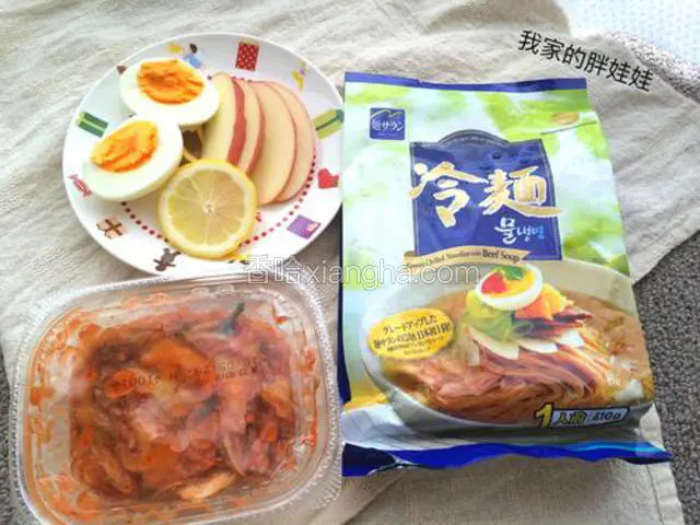 苹果片切好，熟鸡蛋切开，食材准备妥当