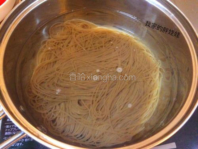 烧开一小锅水后，把冷面放下锅去煮，根据面的粗细，需要煮的时间会不一样，这个请看包装说明