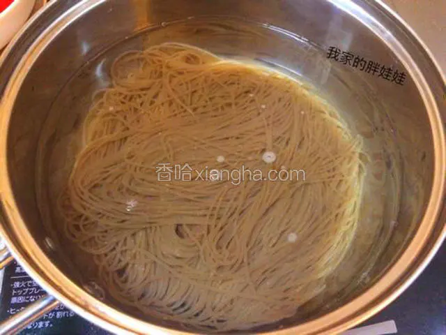 烧开一小锅水后，把冷面放下锅去煮，根据面的粗细，需要煮的时间会不一样，这个请看包装说明