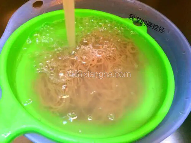 冷面煮好后，放到凉水里冲洗（一定要好好冲洗，因为冷面很粘稠，洗不干净会影响口感）
