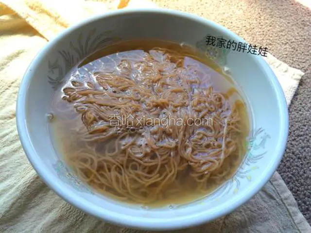 把洗好的冷面装进碗里