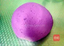 Illustration of how to make purple potato cakes in a pan 5