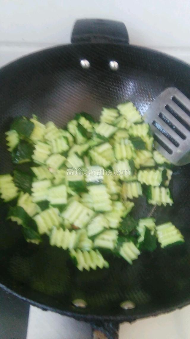 放入黄瓜翻炒均匀。