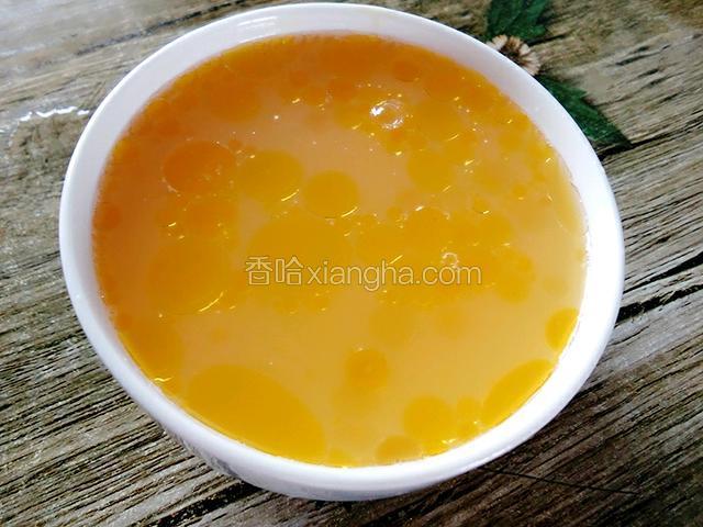 将盐水倒入蛋液中（当然这点盐水是不够蒸鸡蛋糕的，继续加适量温水）