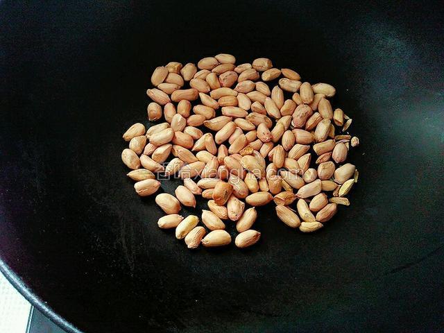 花生在锅中炒熟，小火就可以，听到啪啪声就可以关火了，用余温花生会熟的很好