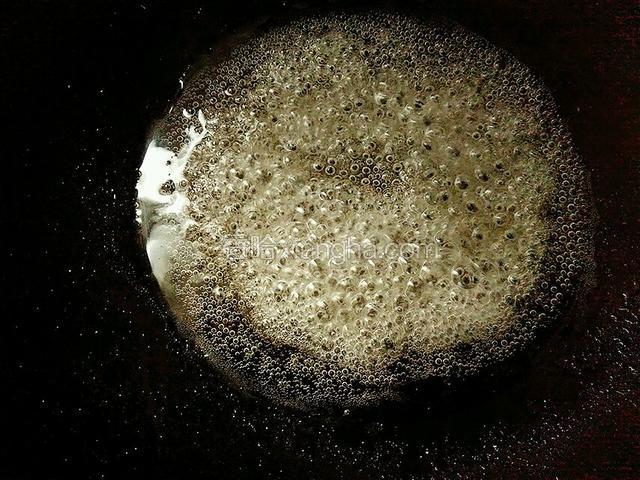 这时锅中放水和糖，糖和水的比例2:1就好，