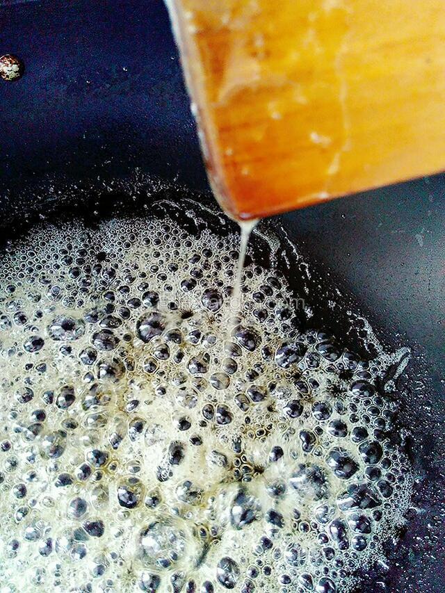 熬到拉丝，颜色稍稍变黄