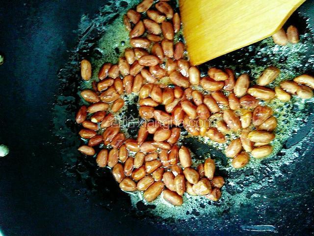 放入花生，快速搅动，否则会粘成一大团，