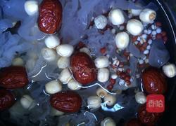 薏米莲子银耳羹的做法图解3