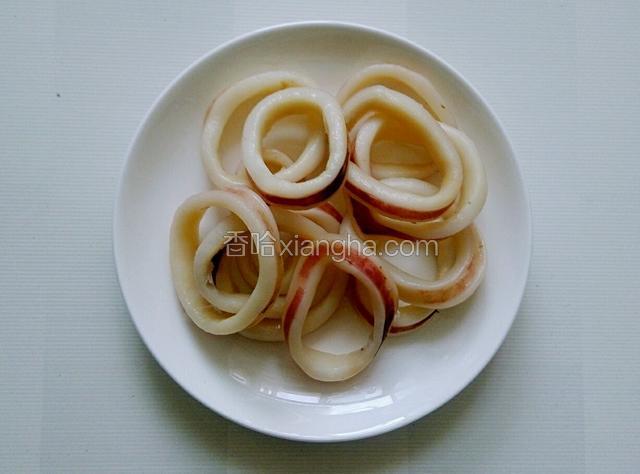 准备鱿鱼圈，如果是冰冻的需要化开。