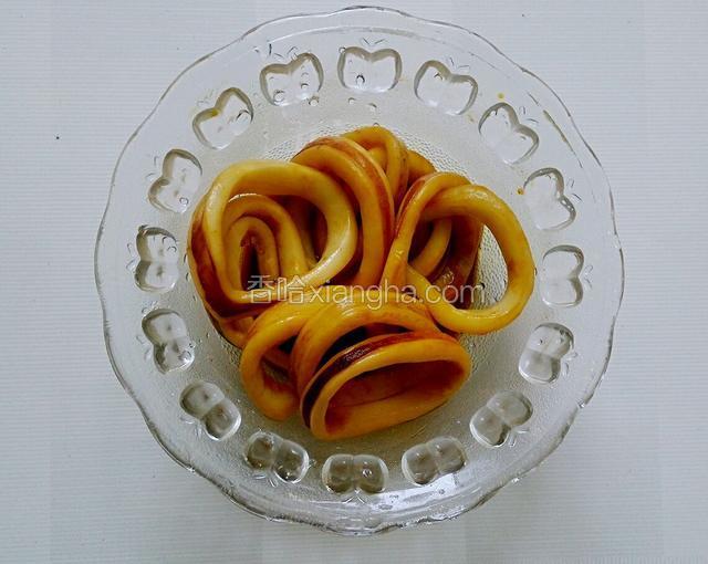 化开的鱿鱼圈清洗干净，加入料酒，生抽，胡椒粉搅拌均匀，腌制半小时入味。(如果没有时间可以省略腌制环节).