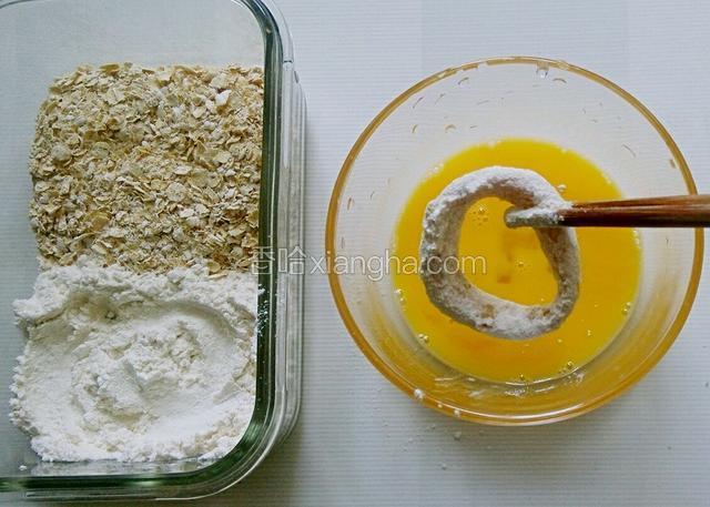 接下来粘入鸡蛋液中