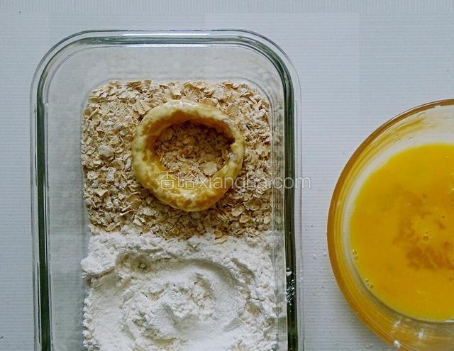 粘满鸡蛋液后粘入燕麦片中