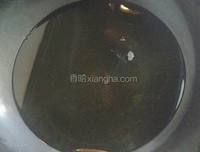 油锅烧热 放入适量油