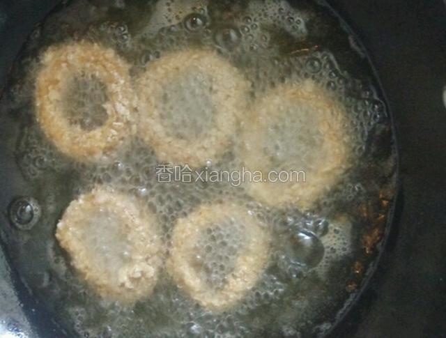 油热后放入鱿鱼圈，火不要太大，以免糊掉。