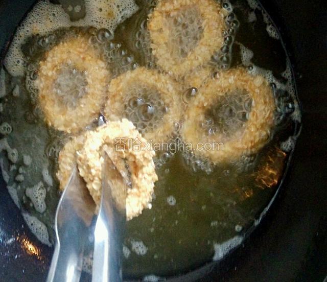 中途翻面，鱿鱼还是比较好熟的 ，表面金黄时就熟了。