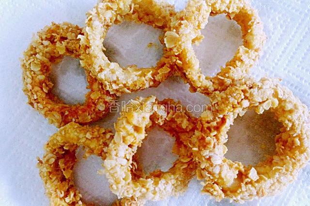 熟了的鱿鱼夹出来放在吸油纸上去掉多余油脂。