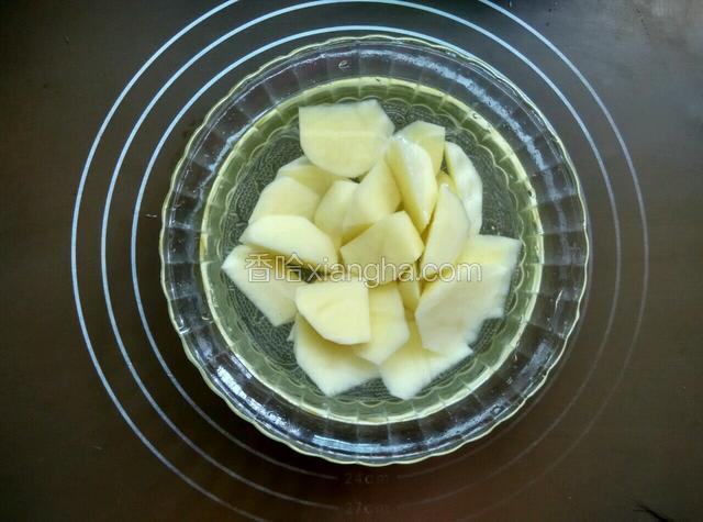 土豆切滚刀块，用清水浸泡，防止变色