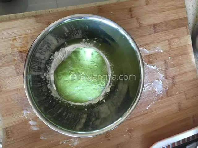 揉成光滑的面团，温暖处盖盖子或者保鲜膜进行发酵，发酵1－2个小时。