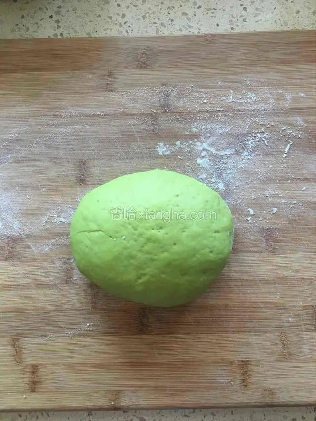 案板撒薄粉，取出面团放案板上继续揉面，揉好的面团表面光滑，不粘手。揉好的面团松弛5分钟。