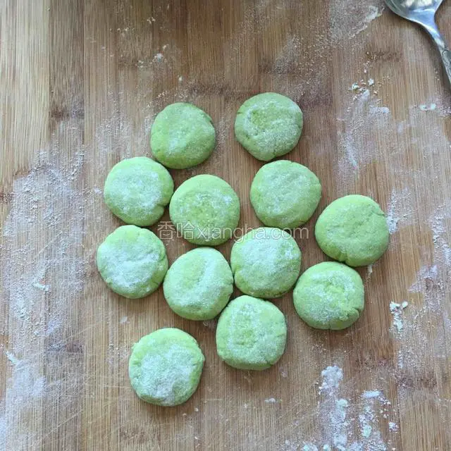 小剂子翻面团圆。