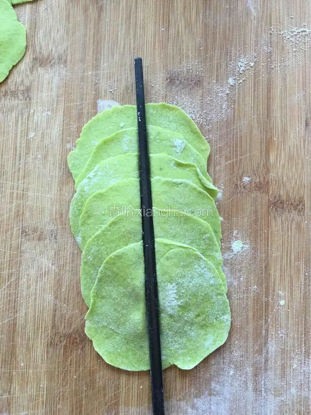 六片交错叠在一起，用筷子在中间压一下。