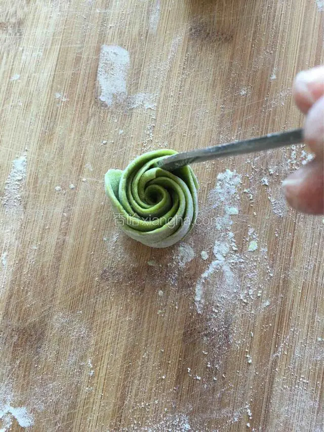 可以用勺子把儿帮忙整理花型。