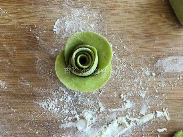 这种花型直接用手往外翻花瓣就行。（这种花型是从下往上卷的）