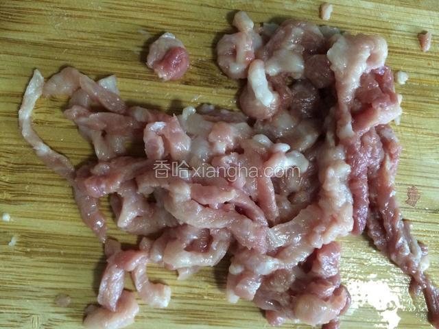 将瘦肉洗净切细丝备用