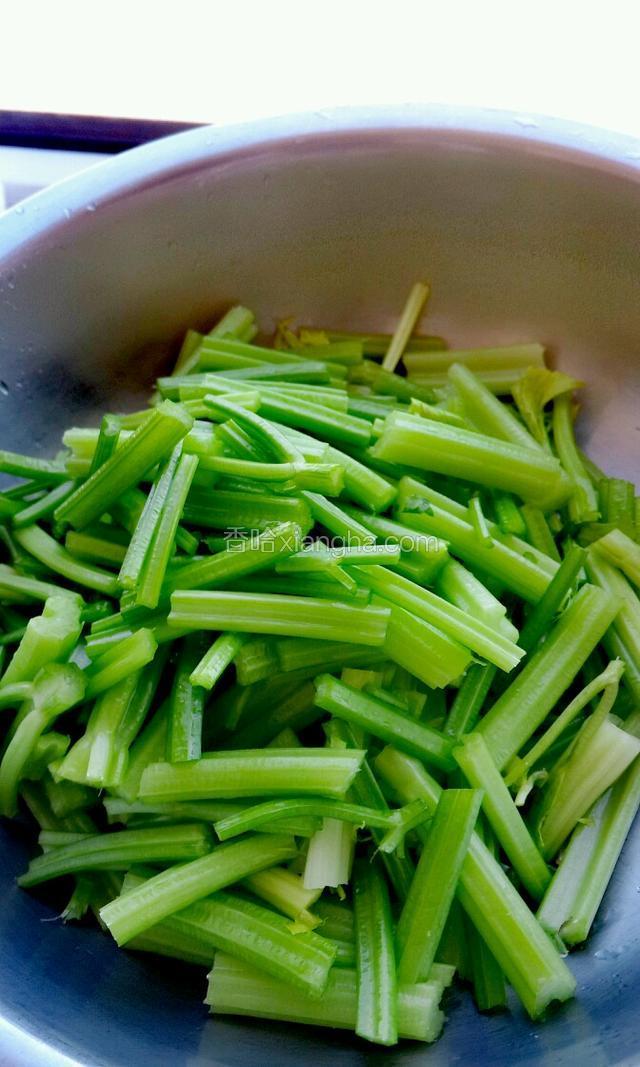 芹菜切段备用