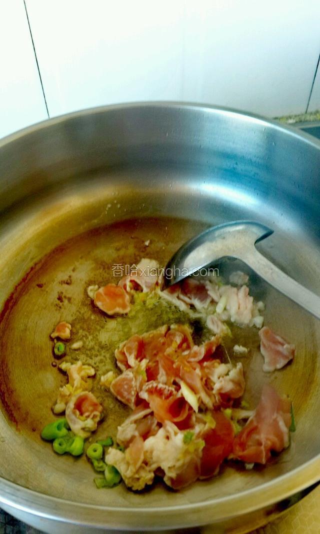 加肉片煸炒变色