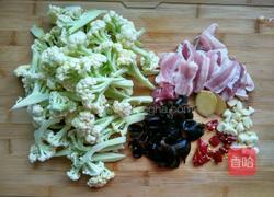 菜花木耳炒肉的做法图解1