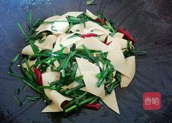 韭菜炒豆腐皮的做法图解5