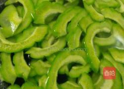 凉拌苦瓜虾仁的做法图解3